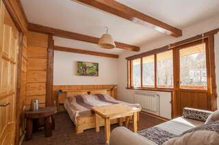 Отель Vatra Hotel Яремче Семейный номер с балконом-1