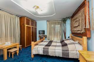 Отель Vatra Hotel Яремче Трехместный номер-5