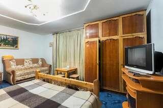 Отель Vatra Hotel Яремче Трехместный номер-6